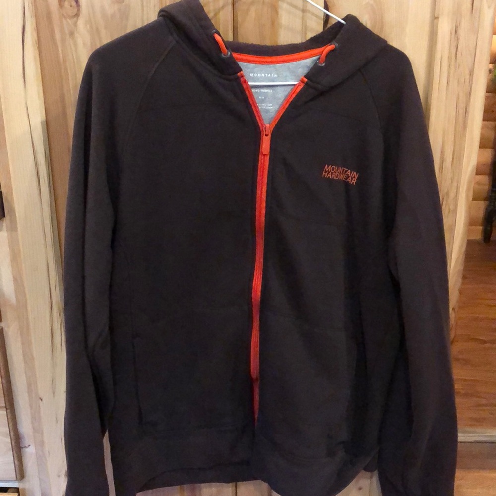 Men’s medium Mountain Hardwear sweatshirt